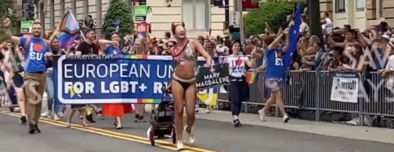Delegația oficială a Uniunii Europene a mărșăluit la parada LGBT din SUA în spatele unui transsexual care se recomanda drept „Maria Magdalena"!