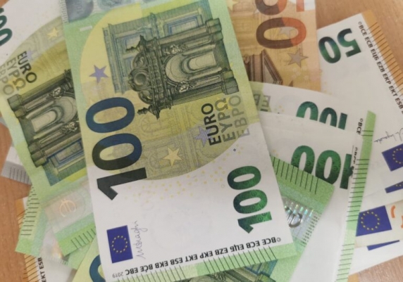 DIICOT: Cum au înșelat doi români și un ceh aproape 200 de persoane prin tranzacții online care le-au adus 1,3 milioane de euro
