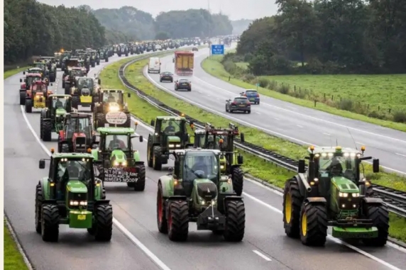 Fermierii din Olanda rămân fără pământuri. Proteste masive fata de politica Ursulei von der Leyen