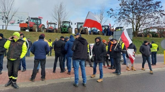 Fermierii polonezi au blocat punctele de control la granița cu Ucraina din cauza cerealelor modificate genetic care au inundat țara, la fel ca și în România
