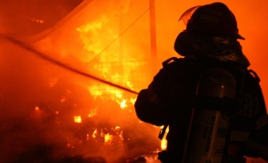 Incendiu masiv la un cămin de bătrâni: Pompierii spun că sunt persoane prinse în interior
