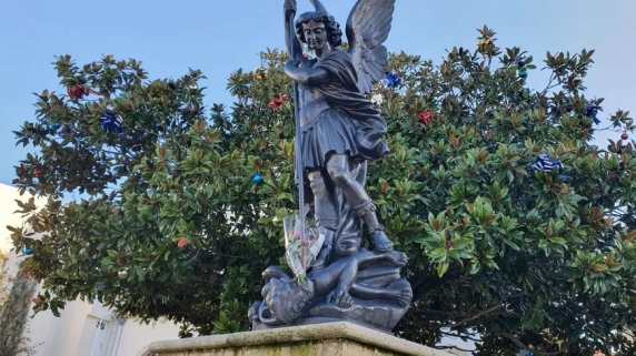 Justiția franceză demolează statuia Arhanghelului Mihail pe motiv că este „o emblemă religioasă"!