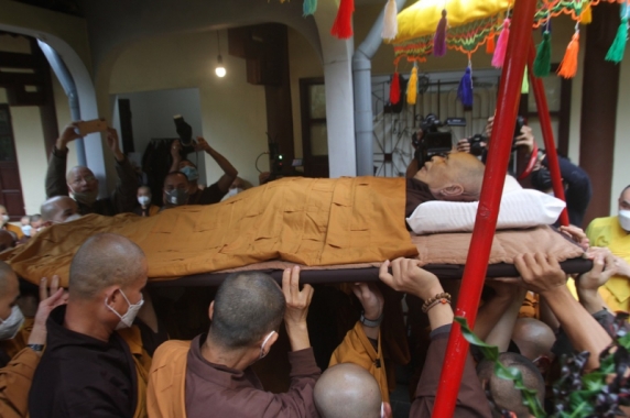 Mii de vietnamezi îl plâng pe Thich Nhat Hanh, călugăr budist zen considerat părintele mindfulness
