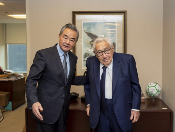 Ministrul de externe chinez s-a întâlnit de taină cu Henry Kissinger!
