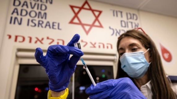 Noua teorie israeliana după ce anterioarele n-au functionat: Sa infectam cu Omicron toti vaccinații ca sa ajungem la imunitate naturala!