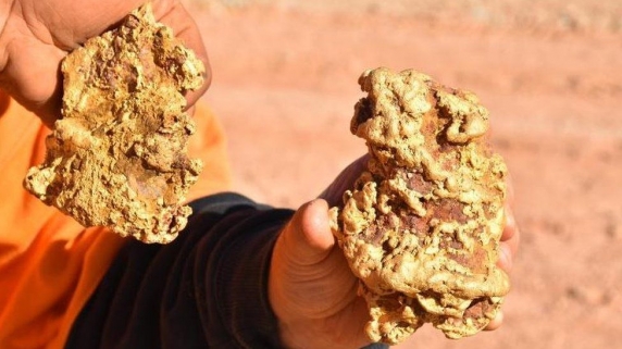 O bucată de aur care cântăreşte 2,6 kilograme a fost găsită cu ajutorul unui detector de metale!