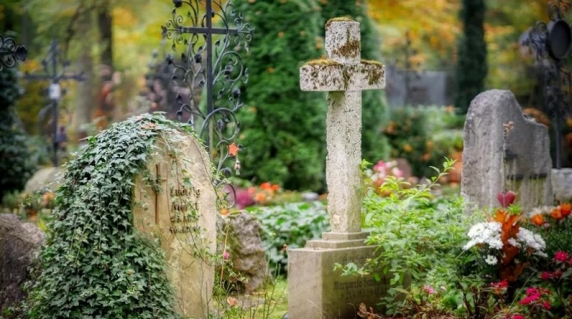 Povestea bărbatului care a trăit 148 de ani după ce a inventat ”elixirul vieții". Piatra lui funerară oferă un detaliu fantastic!
