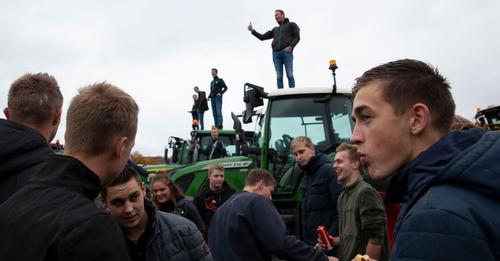 Protestele fermierilor împotriva politicilor ecologiste din Olanda se extind în Europa: Nu suntem sclavi!