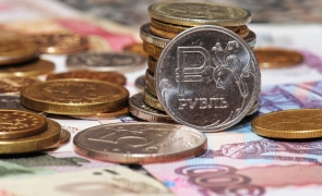 Rubla rusească înflorește și urcă la maximul ultimilor 7 ani față de dolar
