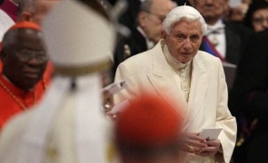 Scandalos din partea Papei Francisc: Îi ia apărarea fostului papă care a recunoscut că a mințit în ancheta în care mii de copii au fost violați de preoți
