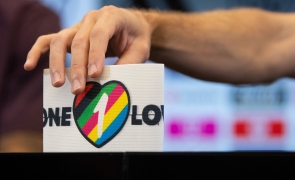Scandalul LGBT continuă la Mondialul din Qatar: Germania înlocuiește logo-ul unui sponsor cu banderola "OneLove" în centrul de presă!
