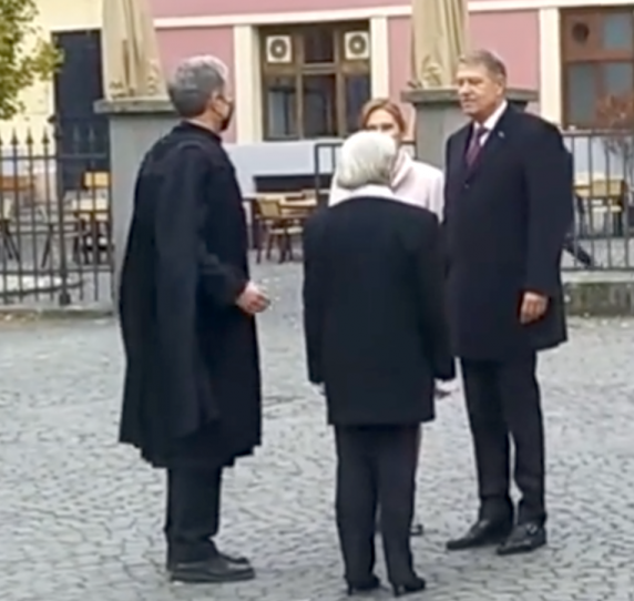 Se miră de ce românii nu se vaccinează! Klaus și Carmen Iohannis se plimbă fără mască pe stradă în Sibiu deși legea îi obligă să o poarte