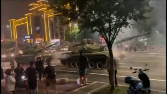 Tancuri pe străzile din China pentru a păzi băncile. Clienții au fost informați că economiile lor au devenit „produse de investiții" și nu pot fi retrase