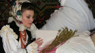 Tradiția busuiocului pus sub pernă desființată de un cunoscut preot ortodox: "Câte fete n-au așteptat așa și au ajuns bătrâne"