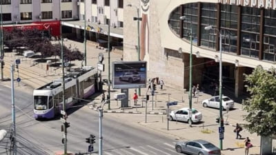 Un bărbat din Timișoara se distrează blocând tramvaiele pe șină. O garnitură a deraiat și a urcat pe trotuar!
