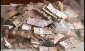 Un milion de dolari găsiți la percheziții în canapeaua fostului ministru adjunct al Apărării din Ucraina
