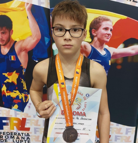Un nou talent la lupte libere: Szebasztian Pecsi e "micul David" din Campionatul National!
