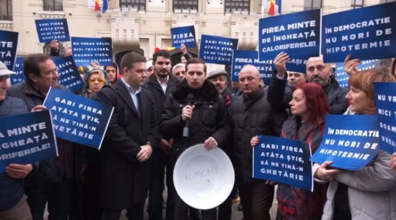 https://www.ziuanews.ro/static/i/imagini-articole/572/zeci-de-liberali-protesteaz-cu-ligheane-n-fa-a-prim-riei-capitalei-firea-minte-de-nghea-caloriferele--1.jpg