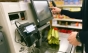 Țeapa caselor de marcat self-checkout: Jumătate dintre tinerii clienți ai magazinelor fură produse, arată un sondaj din SUA
