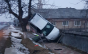 Accident spectaculos in Bacau: o masina s-a urcat intr-un copac