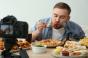 Ce e trendul „mukbang" care a ucis deja influenceri - Mănâncă până la epuizare, iar copiii îi privesc fascinați!
