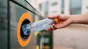 Criza carburanților a făcut ca un tânăr să-și facă acasă benzină și motorină din plastic reciclat