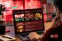 Cum structurează platformele iGaming campaniile promoționale pentru pariuri sportive și cazino online
