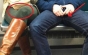 De ce stau barbatii cu picioarele desfacute in spatiile publice iar femeile cu ele incrucisate?