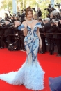 Diva vietnameză Ly Nha Ky, consul onorific al României a făcut furori pe covorul roșu de la Cannes. Ținuta a costat-o 2,2 mil USD