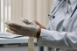 Doze letale în loc de tratament: Un medic a fost inculpat pentru uciderea a 15 dintre pacienţii săi
