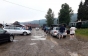 Incident grav la Suceava. 300 de turiști au fost terorizați de un psihopat care a intrat cu mașina pe calea ferată