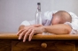 Medicii trag un semnal de alarma! Din ce in ce mai multi romani fac urat cand raman fara bautura! Unii pot muri de "dorul alcoolului"