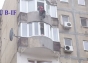 O femeie care ameninţa că se aruncă de la etajul 6, salvată cu forţa de pompieri
