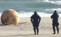 O misterioasă bilă uriașă de fier a naufragiat pe plajă: nimeni nu știe ce este sau cum a ajuns acolo!