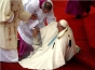 Papa Francisc a căzut în direct, în timpul unei ceremonii din Polonia