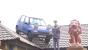 Protest inedit: Un bărbat și-a urcat mașina pe acoperișul casei după ce a rămas fără permis. A pus și un manechin îmbrăcat în uniformă de polițist