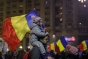 Se anunță o noapte istorică în Piața Victoriei. Protestatarii pregătesc cel mai mare tricolor uman