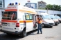 Un bărbat a murit, iar fiul său a fost rănit după ce au căzut într-o râpă, de la o înălţime de 10 metri