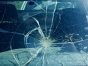 Un mort şi trei răniţi în stare gravă, după impactul dintre o maşină şi un microbuz