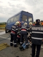 Un motociclist a murit după ce a derapat și s-a lovit de un microbuz cu pasageri