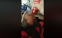 Un paramedic, filmat când loveşte cu un parizer un pacient inconştient. Ministrul de Interne cere măsuri urgente