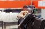 Un român a găsit o metodă ingenioasă de a păcăli sistemul caselor self pay din marile hypermarketuri

