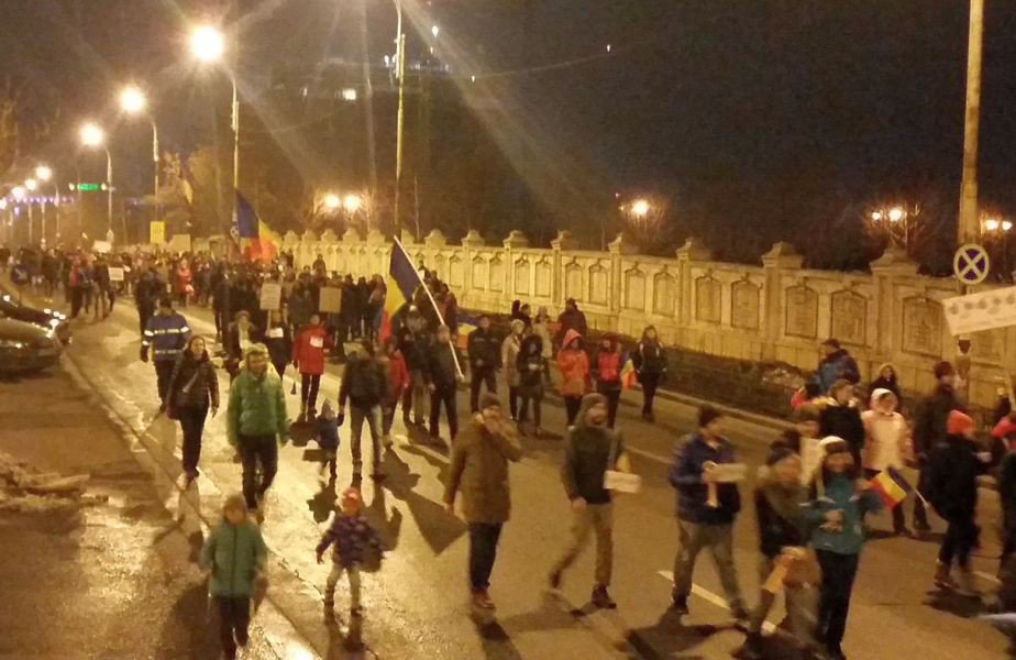 A cincea zi de proteste în România! Peste 180.000 de oameni în Piața Victoriei » Guvernul Grindeanu face pasul înapoi: