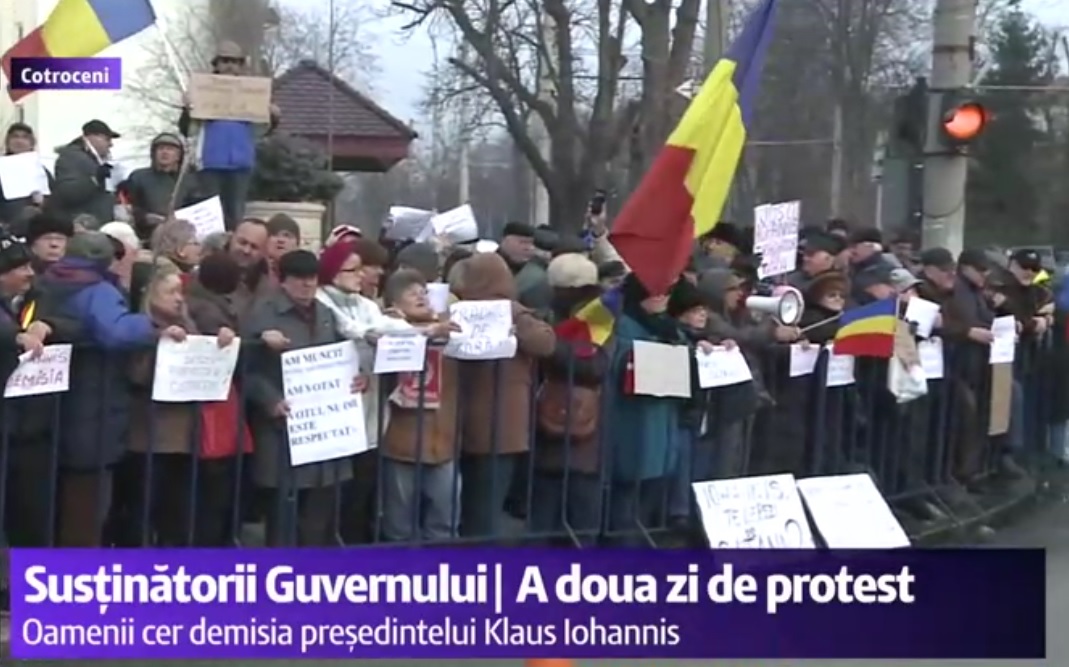 A doua zi de proteste în faţa Palatului Cotroceni. Manifestanţii vor demisia lui Iohannis