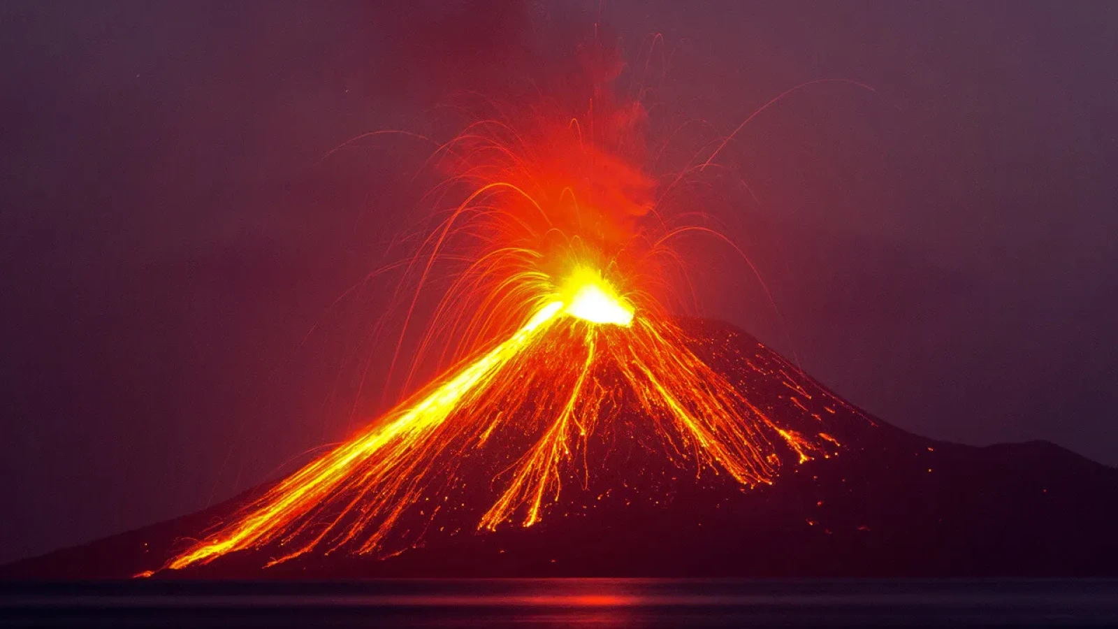 A erupt vulcanul Anak Krakatau! Norul de cenusa e imens. Aeroportul din Jakarta suspendă toate zborurile