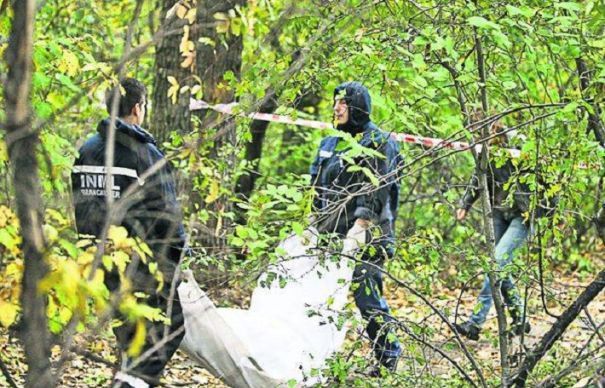 A fost găsit mort în pădure, impuscat în piept cu fata-n jos