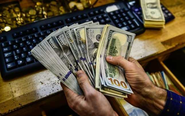 A găsit 7.000 de dolari într-o haină second hand. Ce a făcut cu banii