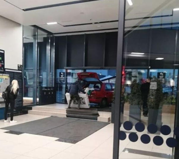 A intrat cu mașina pe ușile mall-ului, ca să nu i se ude televizorul