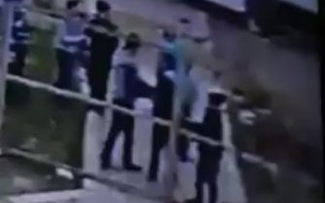 A murit copilul din Argeş bătut cu pietre de elevi, după ce venise la sora lui să ia cornul şi laptele