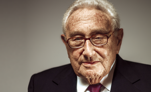 A murit la 100 de ani Henry Kissinger, secretarul de stat care a lucrat cu Richard Nixon şi Gerald Ford, artizan al Forumului Economic Mondial